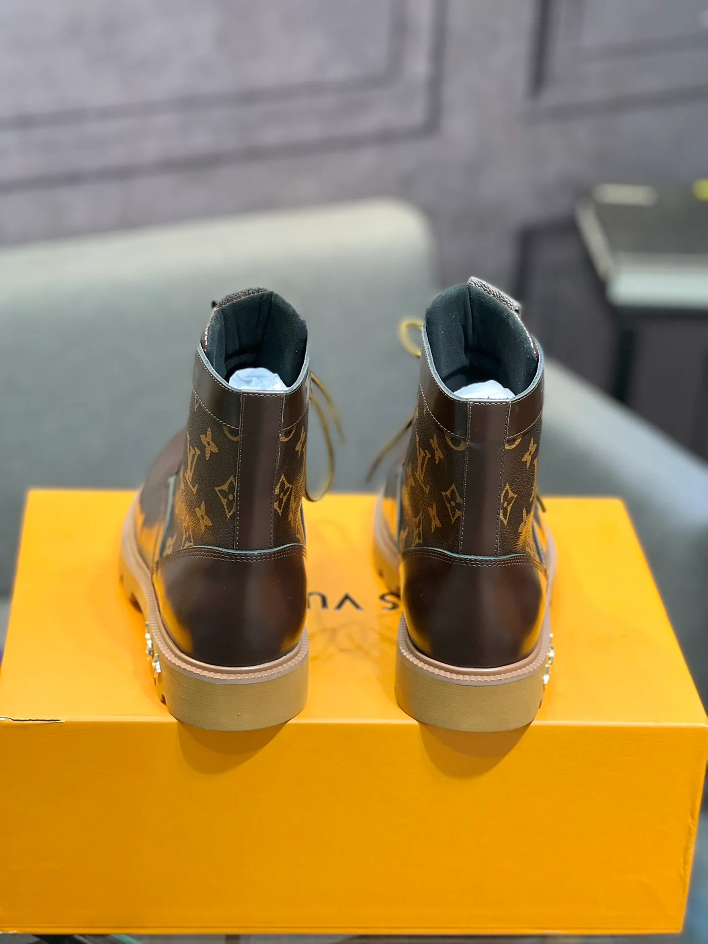 Men's shoes 💰920 L Home - the latest LV men's business casual boots, luxury and nobility are a must. They are all made of imported original first-layer cowhide, just to create a more comfortable wearing experience. ➕Top imported water-dyed full cow lining, original high wear-resistant outsole! 👏👏 Size: Male 39-44; (38 45 46 customized)